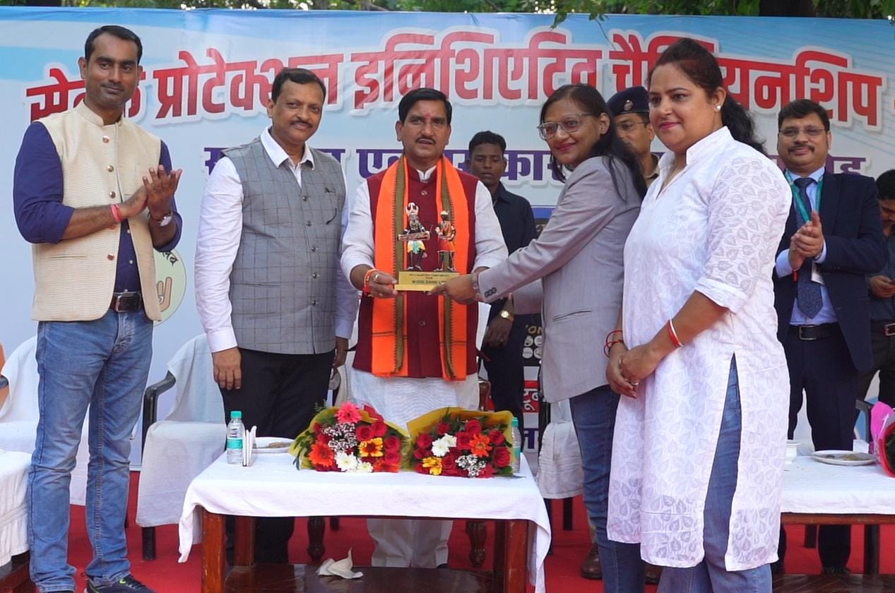 केंद्रीय मंत्री तोखन साहू के हाथों हेल्पिंग हैंड्स क्लब फाउंडेशन का हुआ सम्मान….