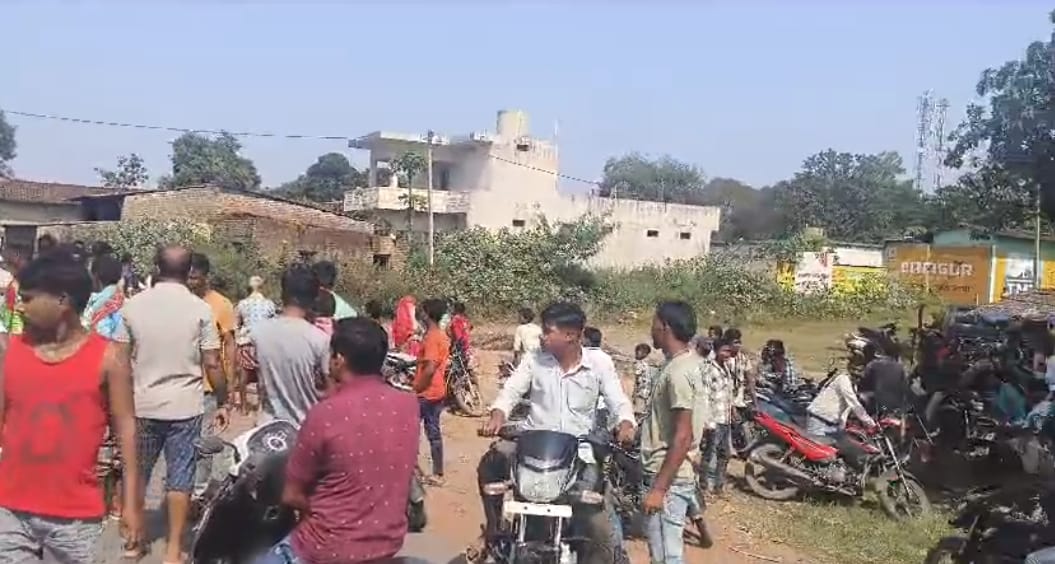 रायगढ़ घरघोड़ा में मेन रोड पर आक्रोषित ग्रामीणों ने किया चक्का जाम…