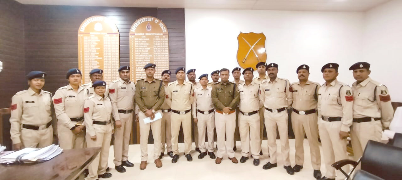 पदोन्नति: रायगढ़ के 17 आरक्षक हुए प्रधान आरक्षक के पद पर पदोन्नत, एसपी ने बांह पर फीती लगाकर दी शुभकामनाएं