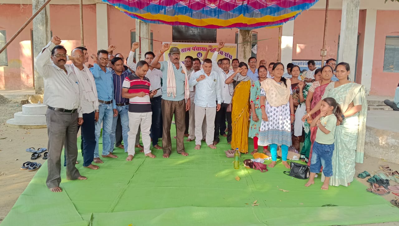 छत्तीसगढ़ में ग्राम पंचायत सचिवों का आंदोलन 9वें दिन भी जारी, मांगों पर डटे रहे सचिव….