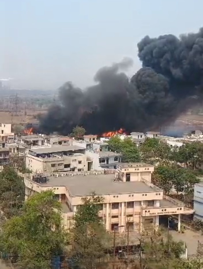 कोतरा रोड सब स्टेशन में भीषण आग: ट्रांसफार्मरों में धमाका, सैकड़ों ट्रांसफार्मर जलकर खाक, दमकल विभाग की कोशिशें जारी, विकराल रूप में फैली आग..
