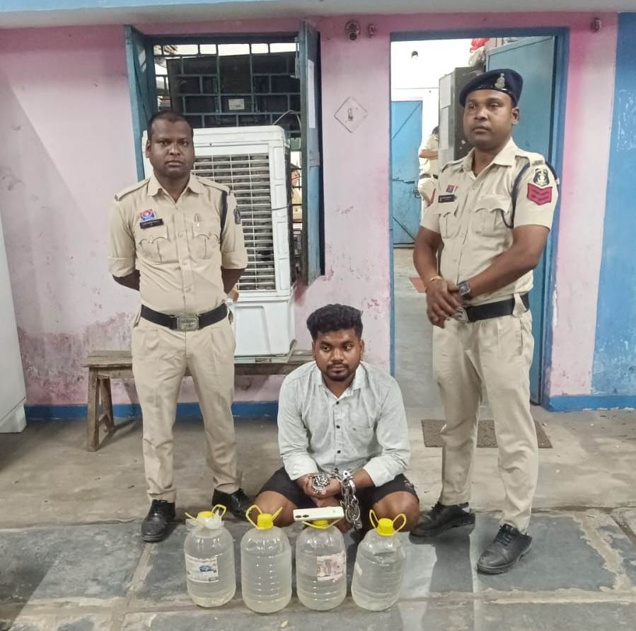 ● गिरफ्तारी : 20 लीटर महुआ शराब और मोबाइल छोड़ कर भागे आरोपी दीपक सिदार को जूटमिल पुलिस ने दबोचा, कोर्ट पेश कर भेजा जेल….