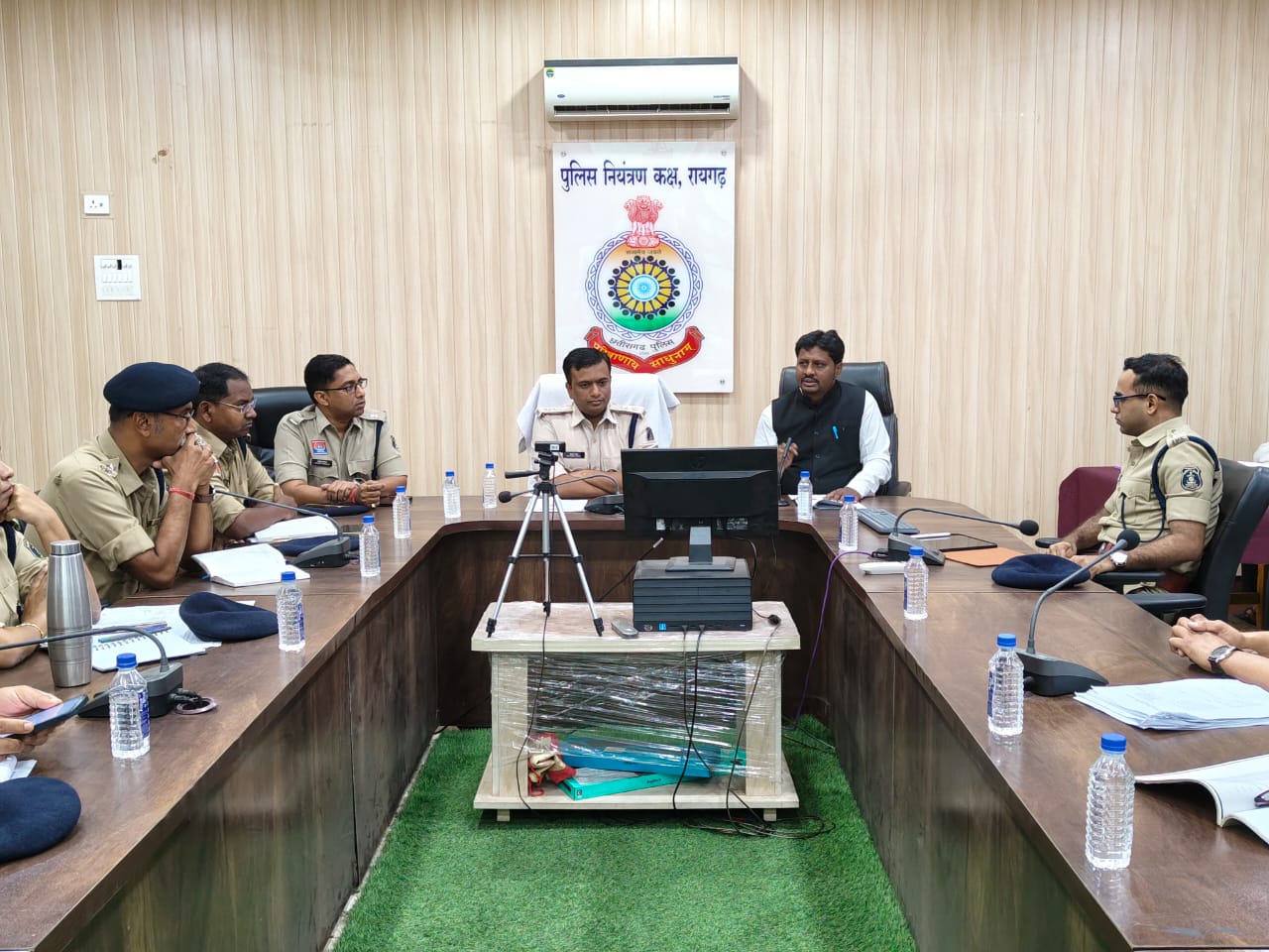 ● रायगढ़ पुलिस कंट्रोल रूम में सड़क दुर्घटनाओं और मुआवजा दावों पर केंद्रित कार्यशाला आयोजित….