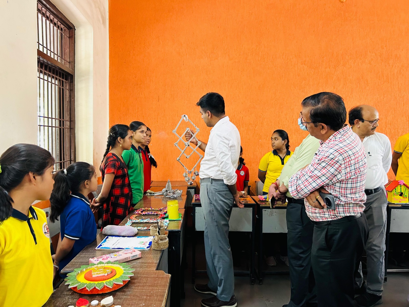 नटवर स्कूल में बच्चों ने प्लानिटोरिम में साइंस शो से किया अंतरिक्ष की सैर…