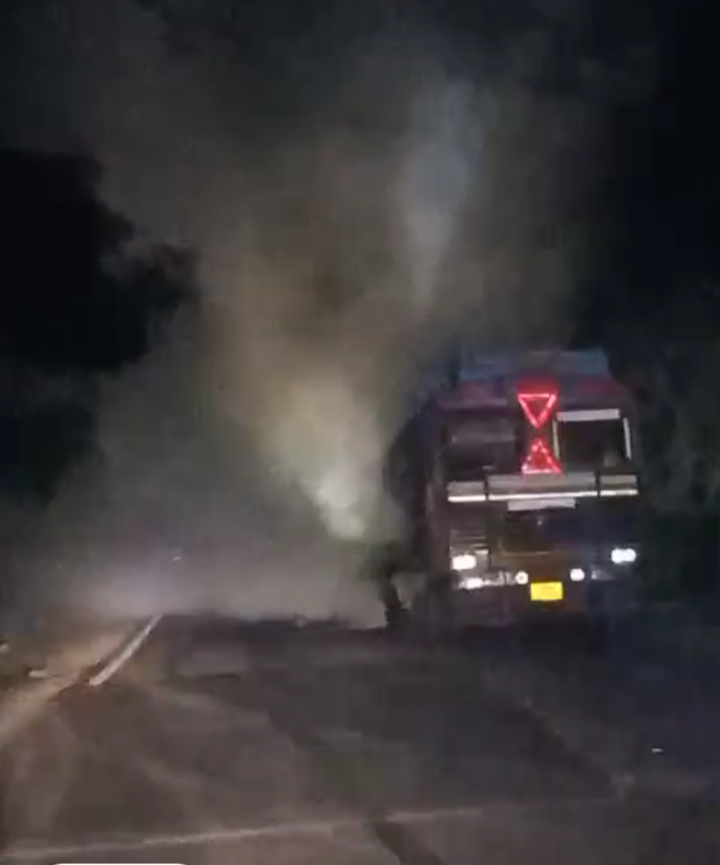 बिग ब्रेकिंग न्यूज़ लैलूंगा रेगड़ी के पास हादसा: बाइक सवार की टक्कर से टैंकर लीक, धुआं फैलने से मची अफरा-तफरी…