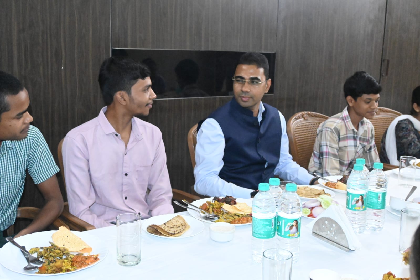 कलेक्टर ने 10 वीं और 12वीं के टॉपर्स को लंच के लिये किया आमंत्रित,साथ बैठकर किया भोजन