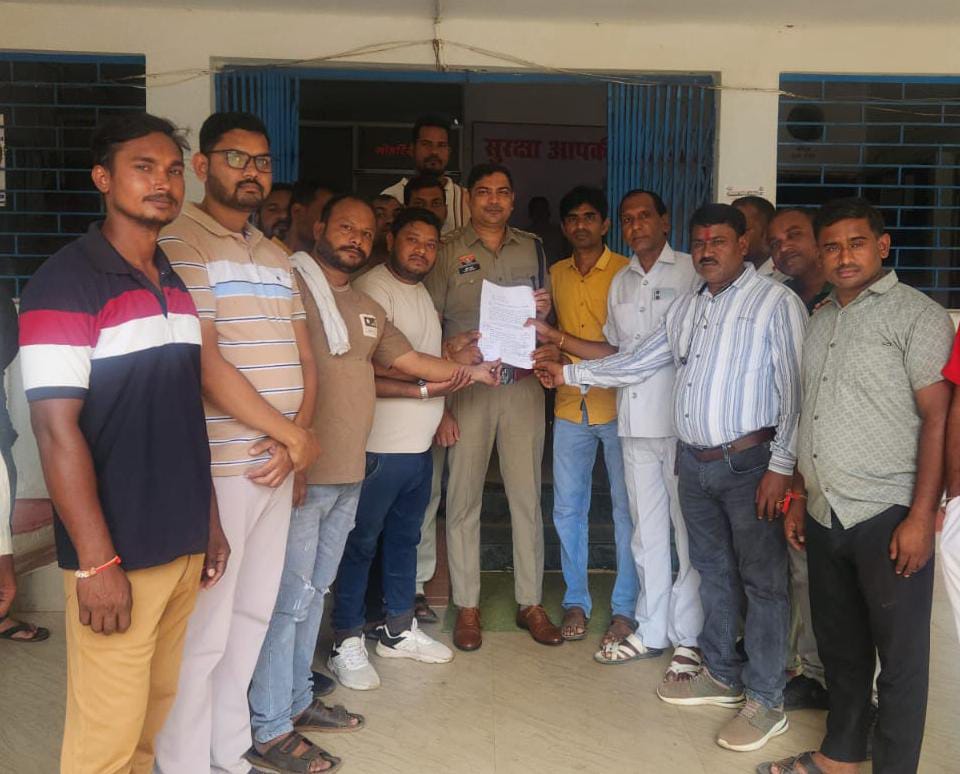 मोहल्ले में अवैध शराब बिक्री और हुड़दंग से त्रस्त वार्ड वासियों ने पुलिस प्रशासन को सौंपा आवेदन–सख्त कार्रवाई की मांग