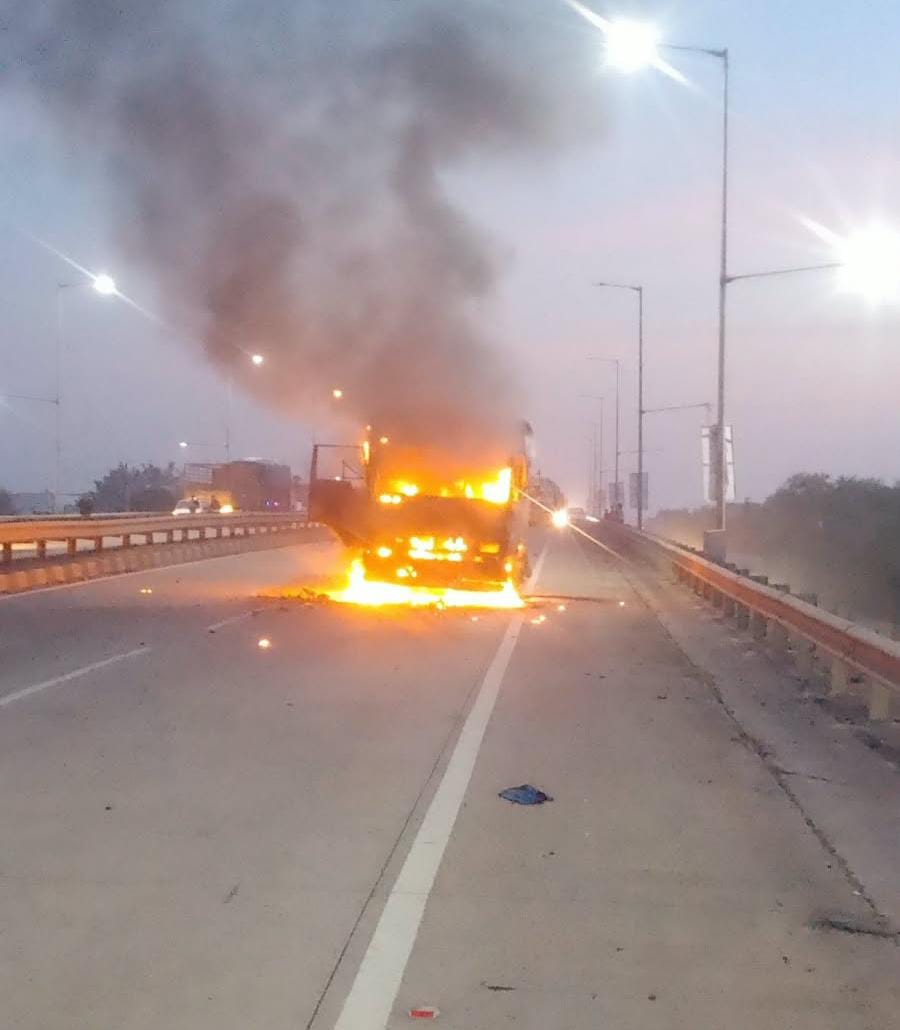 शॉर्ट सर्किट होने से ट्रक में लगी आग